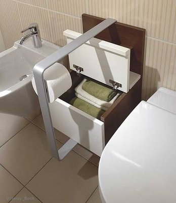 Bei der Planung eines WCs sollte genügend freier Platz vor der Toilette eingeplant werden. Komfortabel ist eine Fläche von 1,20 x 1,20 m. Für Rollstuhlfahrer wird hier eine Bewegungsfläche von 1,50 x 1,50 m empfohlen. Zusätzlich benötigt ein Rollstuhlfahrer seitlich des WCs ca. 95 cm Platz. Die Einbautiefe und die Montagehöhe des WCs müssen immer individuell angepasst werden, damit der Sitz gut zu erreichen ist oder ein Toilettenrollstuhl benutzt werden kann. Das WC-Möbel der Kollektion Lifetime bietet in bequemer Griffweite Stauraum für die täglichen Dinge und das Toilettenpapier und besitzt zudem einen integrierten, komfortablen Griff. Trotzdem sollte man prüfen, ob ein stabiler Stützklappgriff notwenig ist, der hinsichtlich Montagehöhe und -abstand optimiert wird. In manchen Fällen sorgt eine zusätzliche Rückenstütze für mehr Komfort und höhere Sicherheit. Hier kann der Sanitätsfachhandel beraten.
